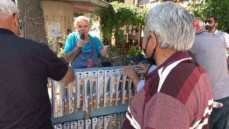 'Minik Kuş' lakaplı bıçakçıdan müşterilerine mini konser!