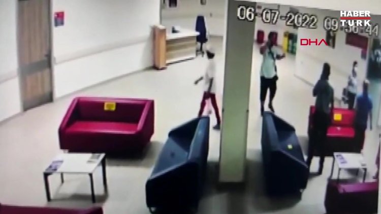 Hastanede ilacı yazılmayınca güvenlik görevlilerine saldırdı; o anlar kamerada