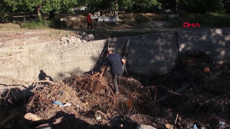 Tadilat bekleyen köprü selde yıkıldı!