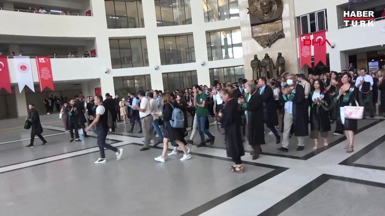 Avukatlar öldürülen meslektaşları için Bakırköy Adalet Sarayı'nın önünde toplandı