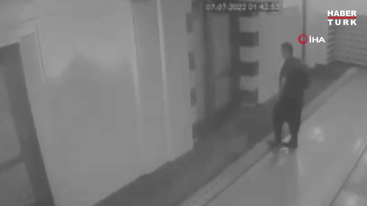 Cami kapısına benzin döküp, ateşe verdi