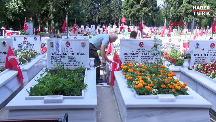 Edirnekapı Şehitliği'nde buruk bayram