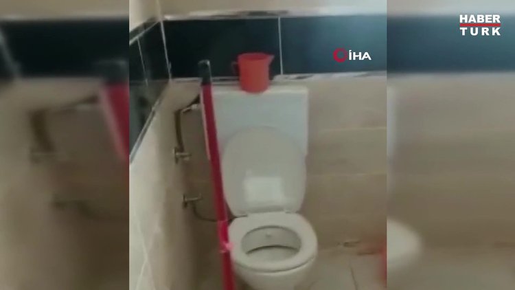 Yüzünü yıkamak istedi, banyosunda yılanla karşılaştı