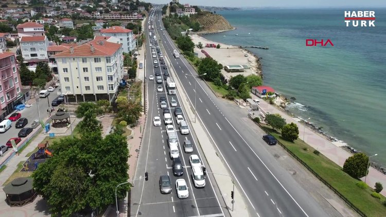 Bayramın ilk gününde tatilciler araç kuyruğu oluşturdu