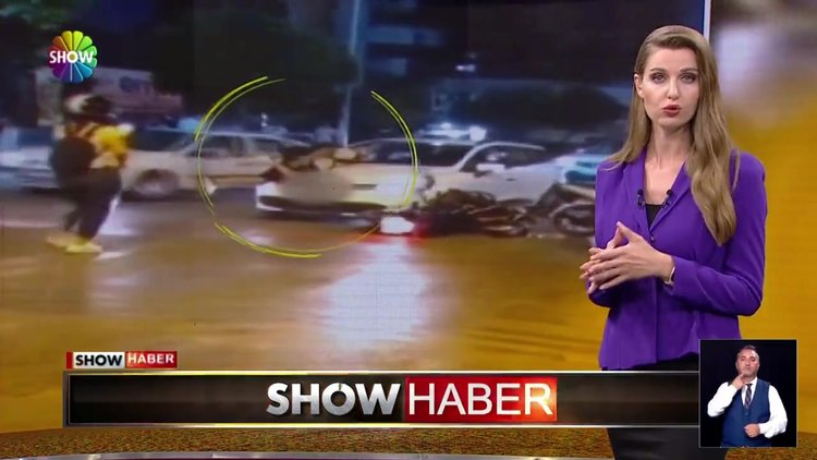 Arabanın kaputunda götürdü!