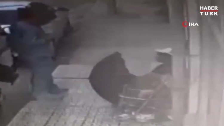 Pazar arabasıyla klima motoru çaldılar...Hırsızlık anları kamerada
