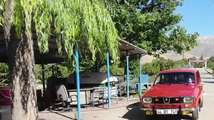 1975 model otomobiline çocuğu gibi bakıyor