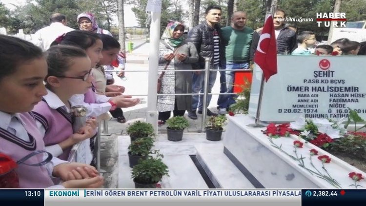 15 Temmuz kahramanı Ömer Halisdemir mezarı başında anılıyor