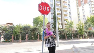 Mutfaktaki malzemelerle semizotu üzeri fellah köfte, patatesli patlıcan tava ve brownie yaptı.