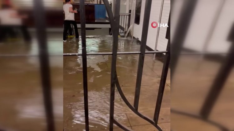 New York'ta metro istasyonlarını yine su bastı
