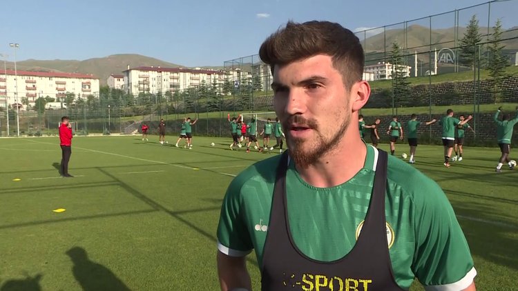 Giresunsporlu futbolcu Hayrullah Bilazer, Süper Lig'de istikrarlı olup milli formayı giymek istiyor