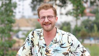 Canan Alkan'ın evine konuk olundu. Tahsin Şef mutfaktaki malzemelerle köz patlıcan çorbası, acem pilavı ve şeftalili tarçınlı pamuk kek yaptı. ...