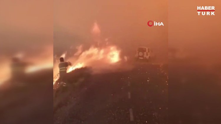 İspanya'da itfaiyecilerin alevlerle mücadele anları