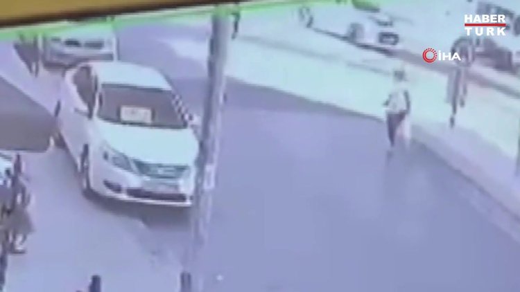 Yolun karşısına geçmeye çalışan kadına çarptı, arkasına bile bakmadan böyle kaçtı