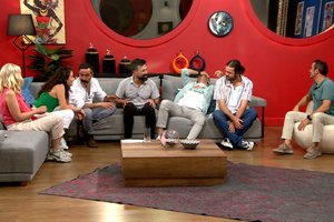 ''Ahmet Ahmet'' oyunu ünlüleri gülme krizine soktu!