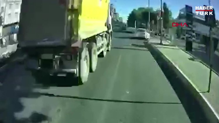 Hafriyat kamyonunun çarptığı motosikletteki 2 kişinin öldüğü kaza kamerada