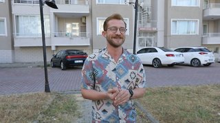 Mutfaktaki malzemelerle kısır, tavuk yahni ve cevizli fincan kadayıf tatlısı yaptı.