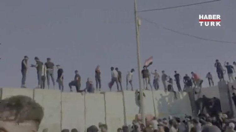 Bağdat'ta Sadr yanlısı bir grup Yeşil Bölge'yi bastı