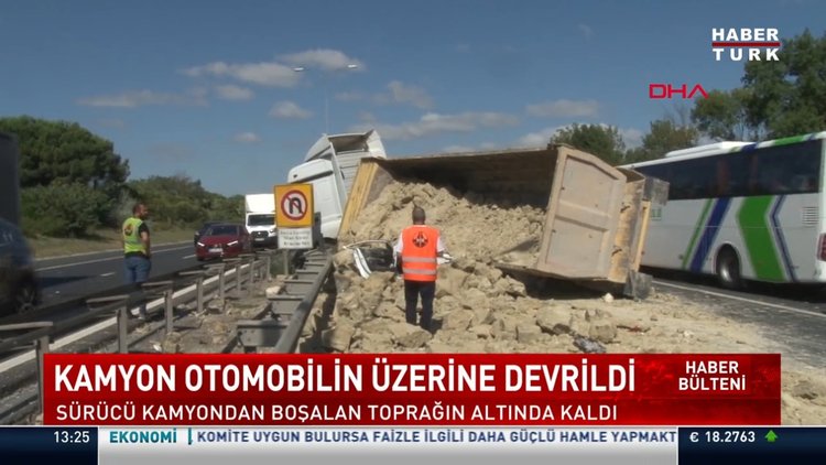 Hafriyat yüklü kamyon seyir halindeki otomobilin üzerine devrildi