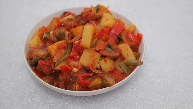 Bütün yazınızı geçirebileceğiniz bir yemek: fırın poşetinde lokum gibi türlü!