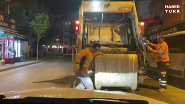 Temizik görevlisis dans ederek çöp topluyor