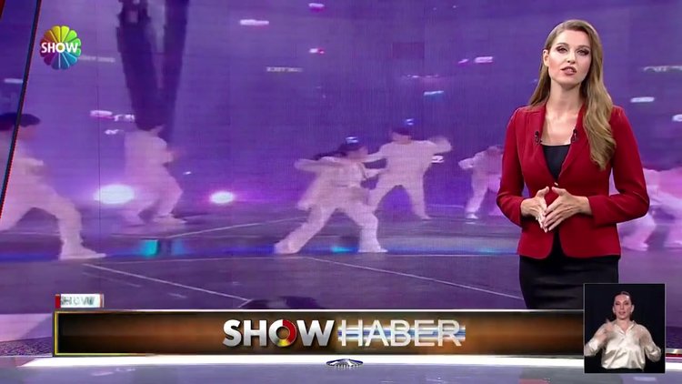 Dev ekran dansçıların üzerine düştü