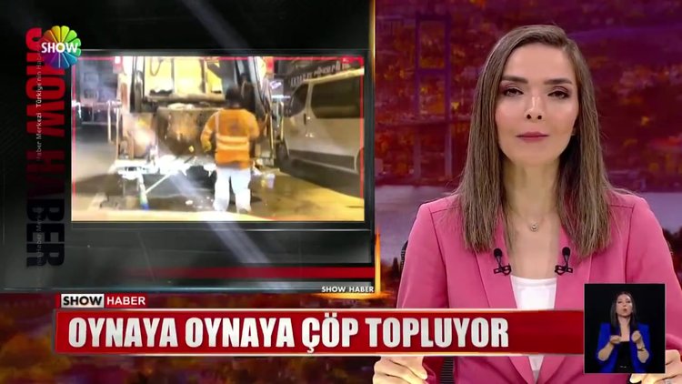 Oynaya oynaya çöp topluyor