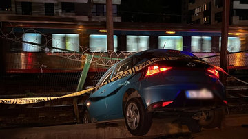 Kadıköy'de otomobil Marmaray'ın tel örgüsünde asılı kaldı!