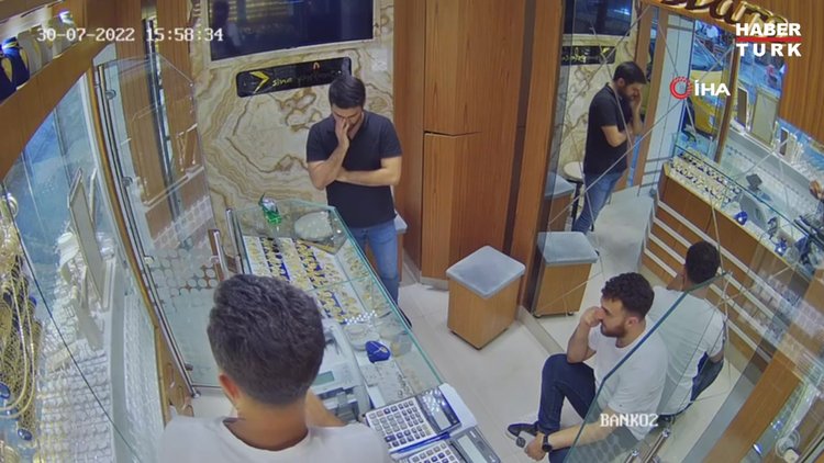 Dili boğazına kaçan hastaya hayati müdahale kamerada