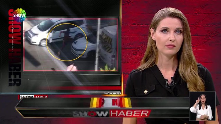 Aracın üstüne atladı, camını patlattı