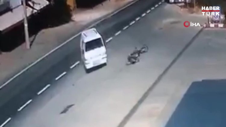 Mersin'de feci kaza: Aniden yola çıkan kamyonete motosiklet böyle çarptı!