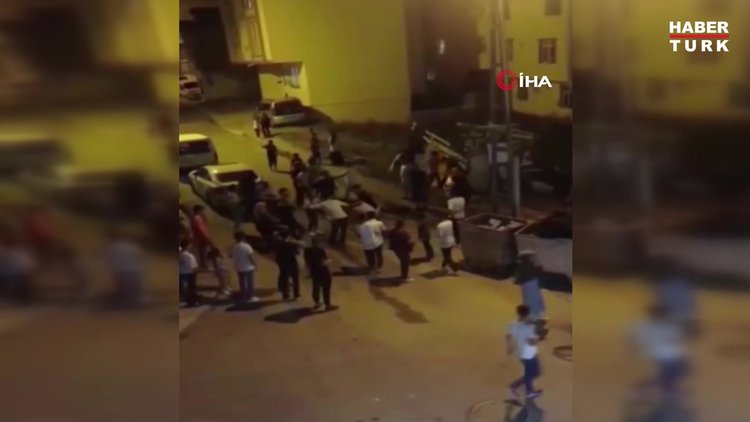 Arnavutköy'de "yan baktın" kavgası... Birbirlerine sopalarla saldırdılar!