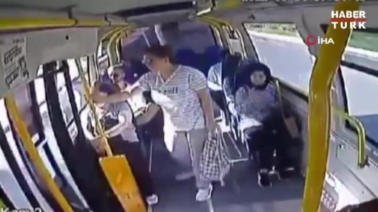 Pendik'te İETT otobüsünün yolcu indirmek için duran minibüse çarptığı anlar kamerada