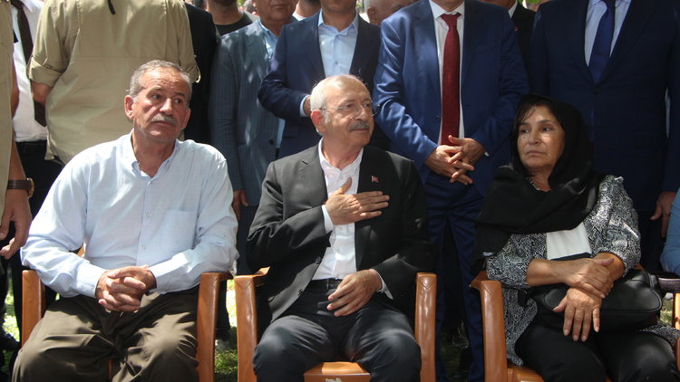 CHP Genel Başkanı Kılıçdaroğlu, Uludere'deki olayda hayatını kaybedenlerin ailelerini ziyaret etti