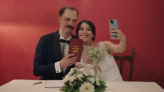 Mert’in velisi olarak okula giden Derya’yı okulda büyük bir sürpriz beklemektedir.