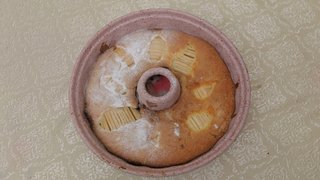 Mutfaktaki malzemelerle Armutlu Kek yaptı.