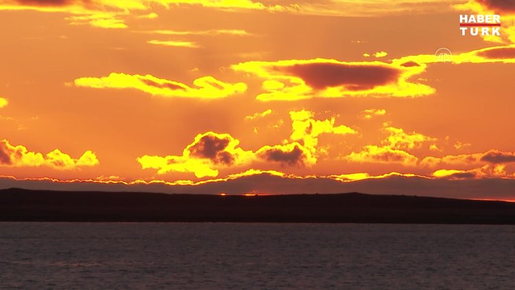 İzlanda'nın güneybatısında yanardağ patladı
