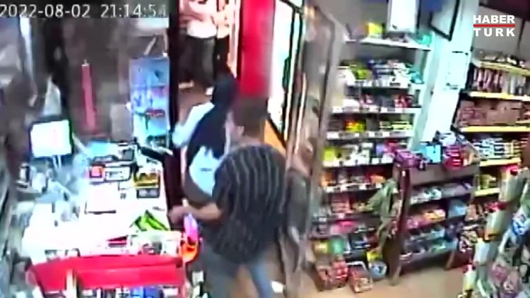 Ümraniye'de dehşet dakikaları: Bıçakla, sopayla dükkan bastılar!