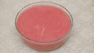 Mutfaktaki malzemelerle Pancar Çorbası yaptı.