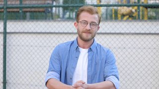 Tahsin Şef, Ayşe Dicle'ye konuk oldu. Mutfaktaki malzemelerle kinoalı yeni dünya salatası, erik tava ve acılı çikolata yaptı. ...