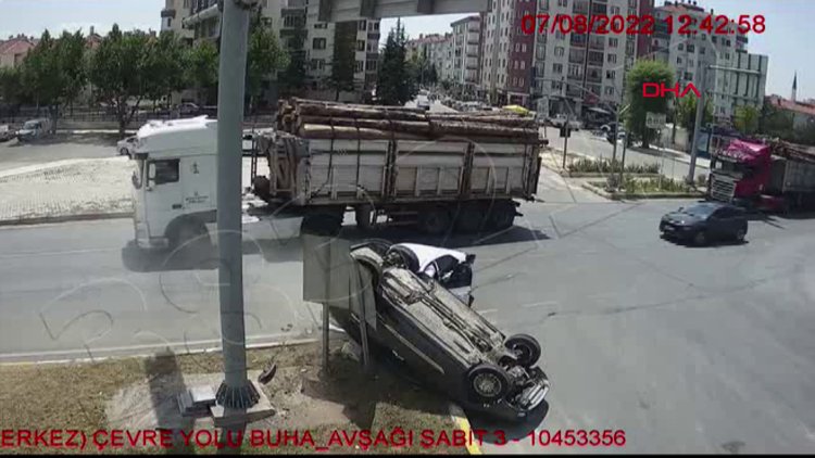 Çorum'da iki otomobilin çarpıştığı kaza kamerada