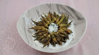 Mutfaktaki malzemelerle bamya kızartması yaptı.