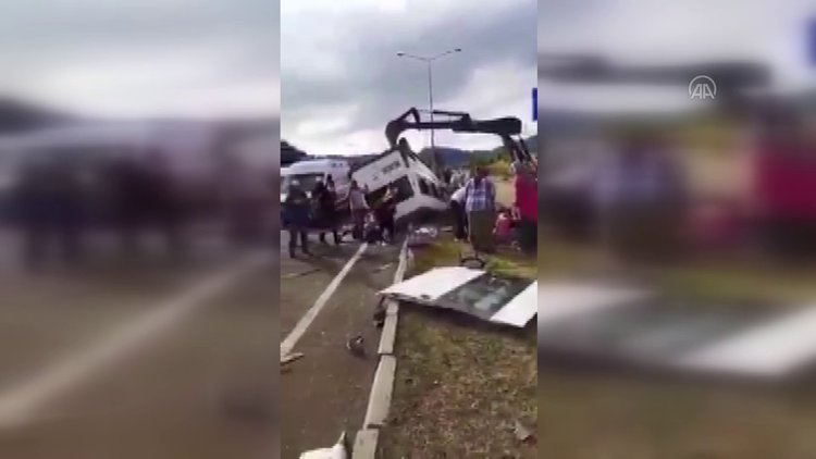 Minibüsün hafif ticari araçla çarpıştığı kazada 20 kişi yaralandı