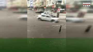 Esenyurt’ta etkili olan sağanak yağış rögarları patlattı: Caddeler sular altında kaldı
