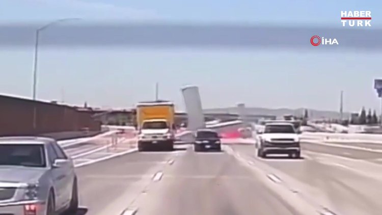 California'da otobana düşen uçak alev aldı