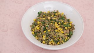 Besin değerleriyle hem sağlıklı hem de besleyici ton balıklı yeşil mercimek salatası sizleri bekliyor!