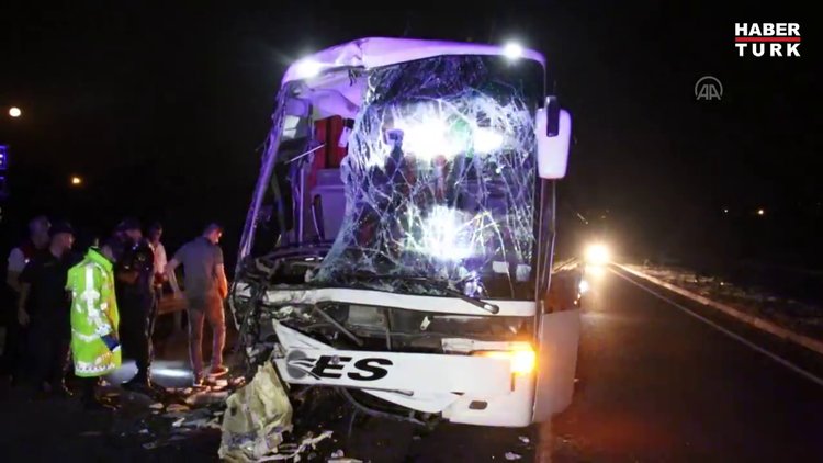 Yolcu otobüsü tıra arkadan çarptı, 1 kişi öldü, 43 kişi yaralandı