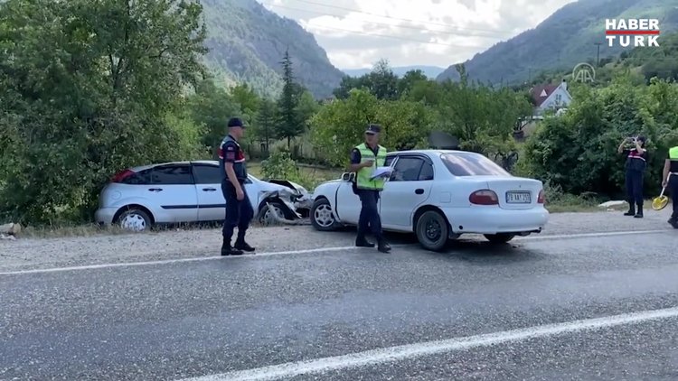 Karabük'te çarpışan iki otomobildeki 5 kişi yaralandı