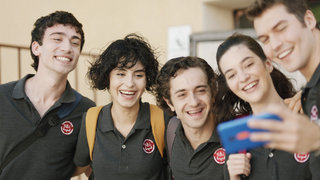 Kendisini terk eden Emin’i karşısında gören Derya hayatının şokunu yaşar.