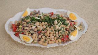 Tahsin Şef, mutfaktaki malzemelerle Antalya piyazı yaptı.